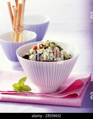 Bulgur-Salat mit Gurke, Oliven, Petersilie, Minze und Zitrone Stockfoto