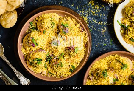 SEV puri (indischer Imbiss in Form von Kartoffeln, Zwiebeln und Chutney) Stockfoto