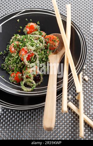 Petersiliensalat mit Amaranth, Tomaten, Zwiebeln und Grissini Stockfoto