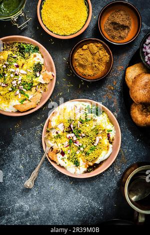 Dahi aloo tikki Chaat (indisches Street Food aus Kartoffeln mit Joghurt und Tamarinden-Chutney) Stockfoto