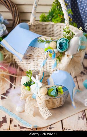 Osterkörbe mit Blumen, Komposition in blauen Farben Stockfoto