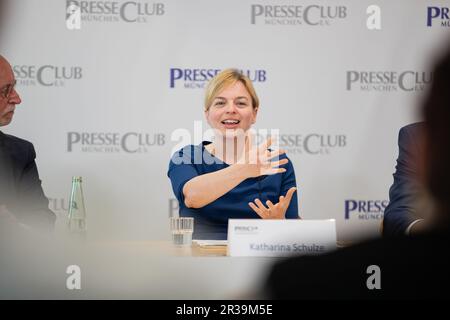München, Deutschland. 22. Mai 2023. Katharina Schulze bei der Diskussion über Migration und Sicherheit in Bayern im Internationalen Presseclub in München am 22. Mai 2023. (Foto: Alexander Pohl/Sipa USA) Guthaben: SIPA USA/Alamy Live News Stockfoto