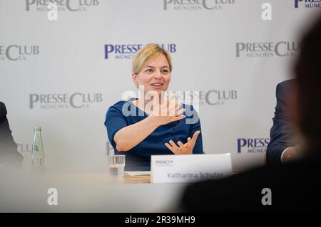 München, Deutschland. 22. Mai 2023. Katharina Schulze bei der Diskussion über Migration und Sicherheit in Bayern im Internationalen Presseclub in München am 22. Mai 2023. (Foto: Alexander Pohl/Sipa USA) Guthaben: SIPA USA/Alamy Live News Stockfoto