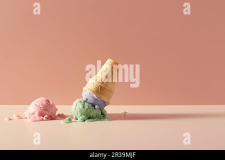 Eis und Wafer Cup Cone sind auf dem Tisch geschmolzen Stockfoto