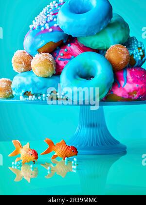 Bunte Donuts auf einem Kuchenständer Stockfoto