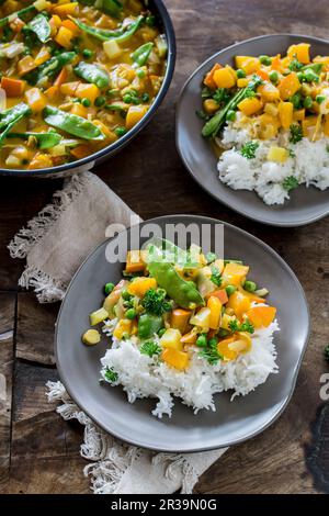 Vegetarischer Kürbis und Erbsencurry mit Reis Stockfoto