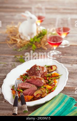 Lammsteaks mit Bohnen- und Pfeffermedley und Kartoffeln Stockfoto