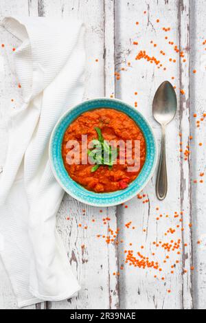 Indischer Dhal mit roten Linsen, garniert mit Koriander (von oben gesehen) Stockfoto