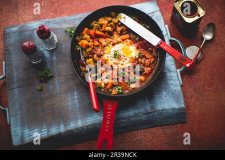 Nahöstliches Shakshuka mit Eiern Stockfoto