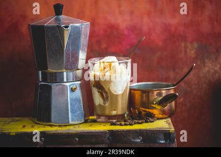 Affogato mit Karamellsauce Stockfoto