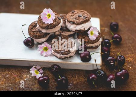 Schokoladenkekse mit Kirscheis Stockfoto