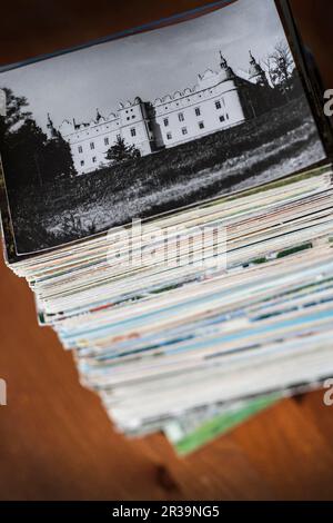 Ein Stapel alter Postkartensammlung Stockfoto