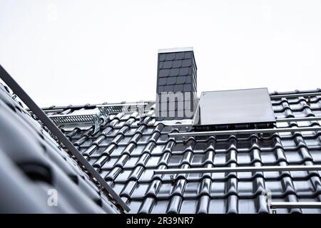 Fliesendach mit Montagesystem für Solarpaneele Stockfoto