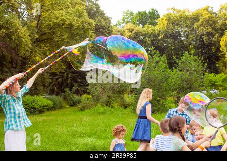 Kindergeburtstagsparty im Sommerpark mit Blasen Stockfoto