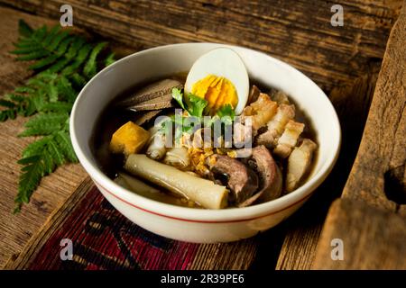 Kuay CHAP – Teochew Suppe mit Schweineabfällen, knusprigem Bauchspeckfleisch, Bohnenkraut und geschmorten, hart gekochten Eiern Stockfoto