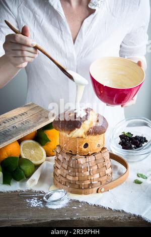 Kalombo (Osterkuchen, Italien) mit Orangensaft und kandierten Früchten Stockfoto