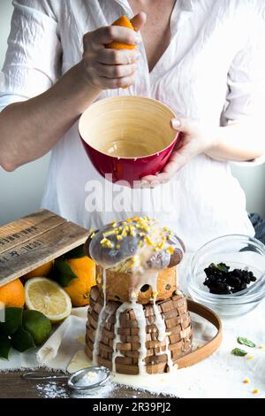 Kalombo (Osterkuchen, Italien) mit Orangensaft und kandierten Früchten Stockfoto