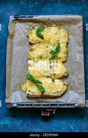 Baguette Bruschetta mit Käse, im Ofen gebacken Stockfoto