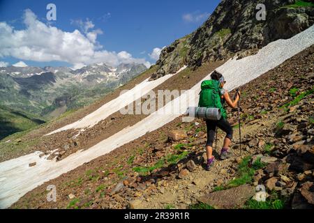 Escursionista ascendiendo El Puerto, Valle de Aygues Torten, louron, Cordillera de Los Pirineos, Frankreich. Stockfoto