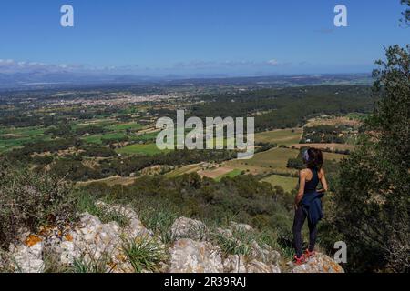 Frau genießt die Aussicht von der Sierra de Galdent, Llucmajor, Mallorca, Balearen, Spanien. Stockfoto