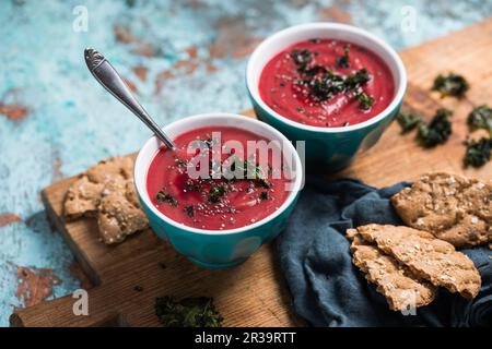 Cremige Kartoffel- und Rote-Beete-Suppe mit Chiasamen und knusprig gebratenem Grünkohl (vegan) Stockfoto