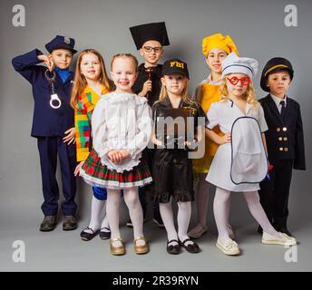 Fröhliche Freunde gekleidet als Arzt, Koch, Richter, Polizist, Agent fbi und Sänger. Stockfoto