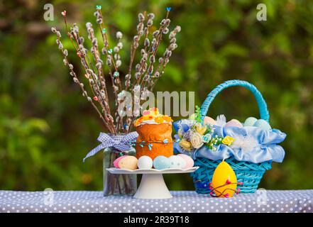 Osterkuchen, Weiden und bemalte Eier im Freien Stockfoto