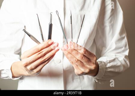 Verschiedene Kosmetologenwerkzeuge zur Wiederherstellung gesunder Haut Stockfoto