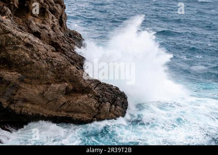 Wellenbrecher in Es Coco, Sa foradada, Valldemossa, Mallorca, Balearen, Spanien. Stockfoto