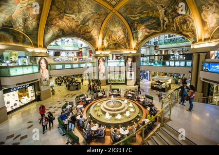 Galerias Pacifico, Werk des Ingenieurs Emilio Agrelo und des Architekten Parmesan Roland Le Vacher, Fresken in der Kuppel der Galerien. Das mittlere Bedienfeld im Bild wurde von Antonio Berni, Buenos Aires, Argentinien, gemalt. Stockfoto