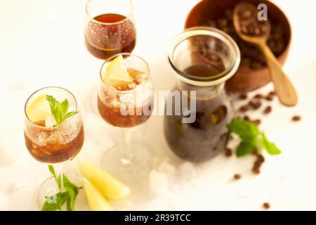 Kaffeelikör mit Eiscreme, Zitrone, Minze, Vanille und Weinbrand Stockfoto