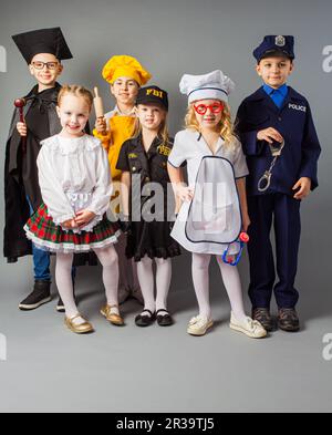 Eine Gruppe von Kindern, die in Kostümen verschiedener Berufe gekleidet sind. Stockfoto