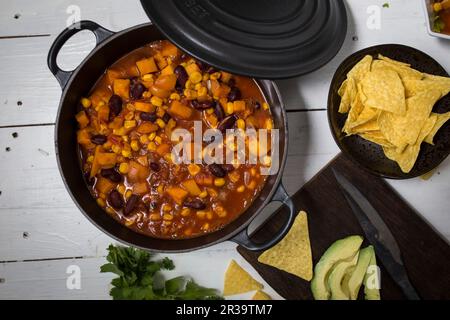 Süßkartoffel-Chili mit Avocado und Nachos Stockfoto