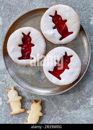 Marmeladen-Kekse mit Osterhasen-Motiven Stockfoto