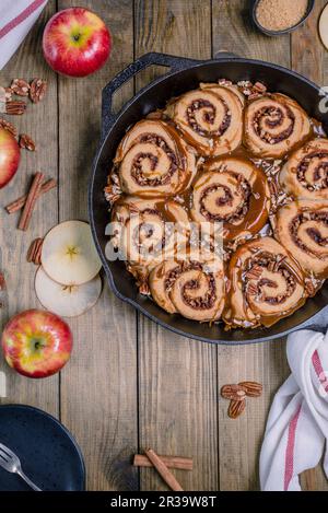 Apfelpekannuskuchen mit Karamellsauce in einer Gusseisenpfanne Stockfoto