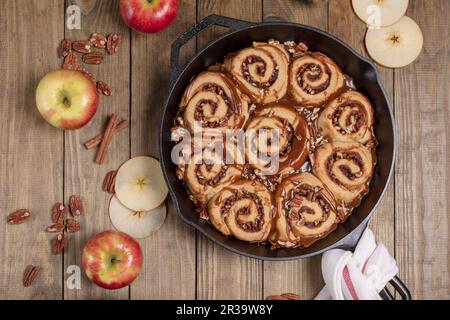 Apfelpekannuskuchen mit Karamellsauce in einer Gusseisenpfanne Stockfoto