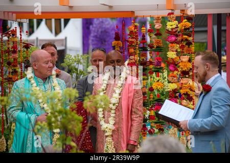 London, Großbritannien, 22. Mai 2023, Chelsea Flower Show beginnt am 23. Mai 2023. Das Thema dieses Jahres ist die Kraft, die Gärten und Gartenarbeit für Menschen und Umwelt wiederbeleben. Manoj Malde und Clive Gillmor feiern die „Knotenbindung“ im RHS and Eastern Eye Garden of Unity, in dem die erste Hochzeit von RHS Chelsea stattfand. Andrew Lalchan Photography/Alamy Live News Stockfoto