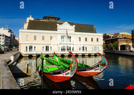 Moliceiros Frente al Edificio de la antigua capitania del Puerto, Kanal tun Cojo, Aveiro, Beira Litoral, Portugal, Europa. Stockfoto