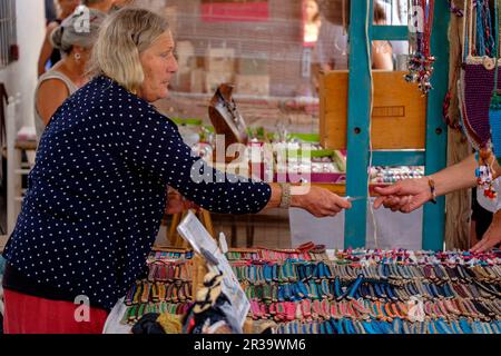 Mercadillo Hippie, Feria Artesal de La Mola, El Pilar de la Mola Formentera, Balearen, Spanien. Stockfoto