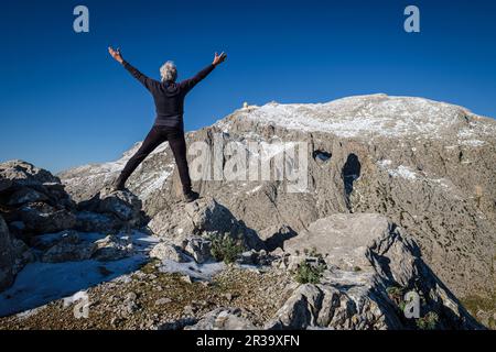 Fröhlicher Mann vor dem Puig Major von Son Torrella, Mallorca, Balearen, Spanien. Stockfoto