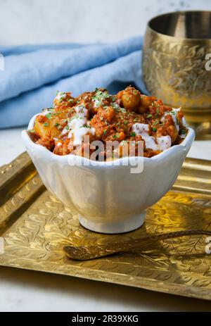 Eine Schüssel Blumenkohl und Kichererbsen-Tikka Masala (Indien) Stockfoto