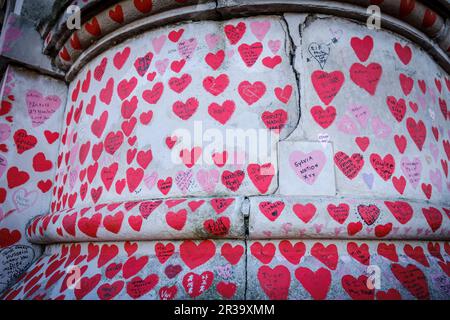 Das Covid Memorial Neben der Themse malte Herzen zu Ehren der Opfer des COVID-Virus, London, England, Großbritannien. Stockfoto