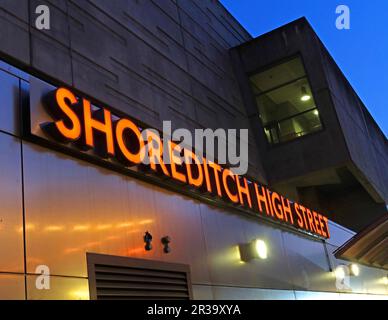 Öffentliche Verkehrsmittel - Shoreditch High Street Overground Station at Dusk, Braithwaite Street, London, England, UK, E1 6GJ Stockfoto