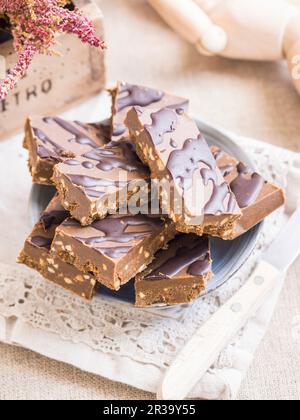 Hausgemachte Proteinriegel mit Erdnussbutter und Hanfprotein Stockfoto