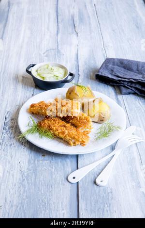 Hausgemachte Fischstäbchen mit Kartoffeln Stockfoto