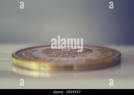 Makro-Nahaufnahme der polierten Münze Stockfoto