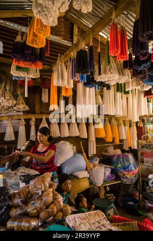 Tienda de Velas y Ofrendas, Lancetillo, La Parroquia, Zona Reyna, Quiche, Guatemala, Mittelamerika. Stockfoto