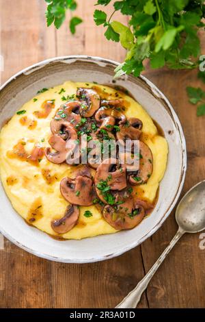 Cremige Polenta mit Rosmarin- und Rotweinpilzen Stockfoto