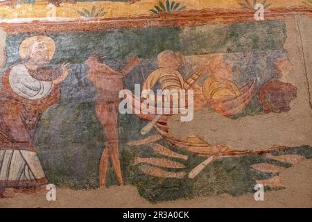 Wandgemälde von Ruesta aus dem 12. Jahrhundert, zerrissene Fresken und Überführung auf Leinwand, stammen von der Kirche San juan bautista in Ruesta, Diözesanmuseum von Jaca, Huesca, Spanien. Stockfoto