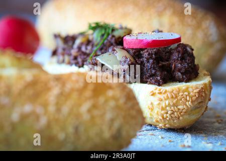 Brötchen mit warmer Kaszanka Stockfoto